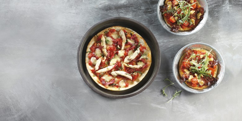 Pitapizza met tomaat, katenspek en rucola