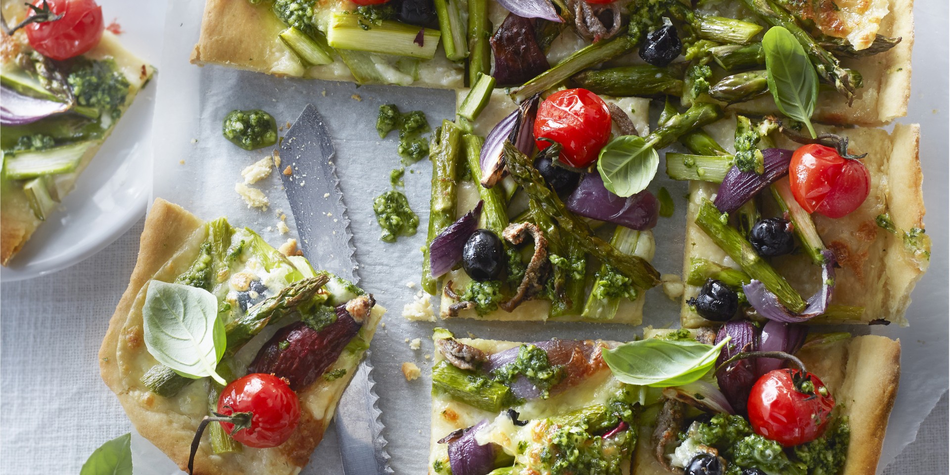 Pizza met groene asperges, ansjovis en spinaziepesto
