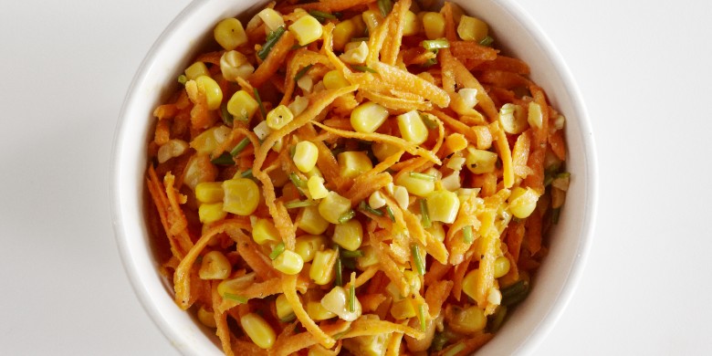 Rauwe wortelsalade met maïs