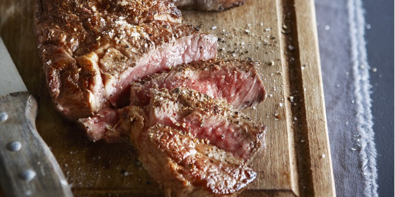 Ribeye met pittige tomaten-olijvensaus