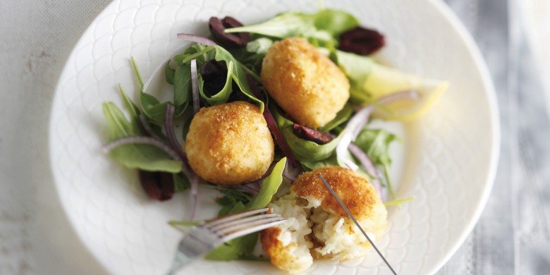 Rijst-mozzarellaballetjes met rucola