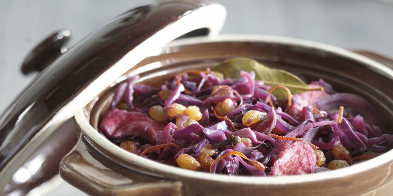 Rodekool met appeltjes, rozijnen en sinaasappelschil