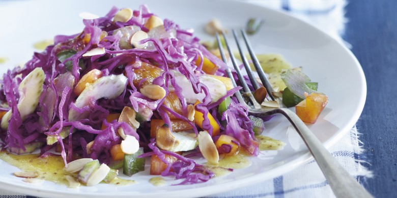 Rodekoolsalade met warme knoflookdressing