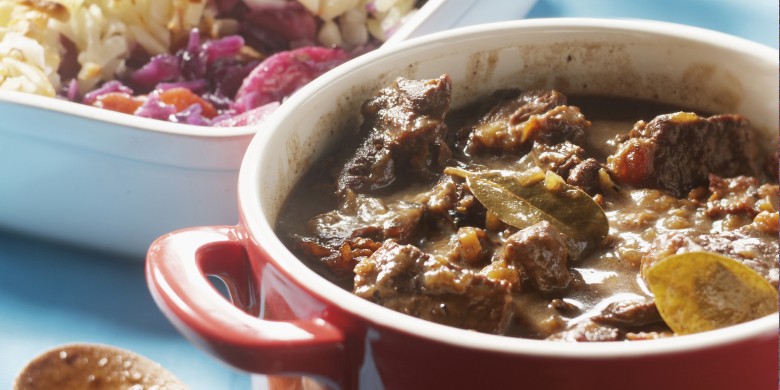 Rodekoolschotel met zuurvlees