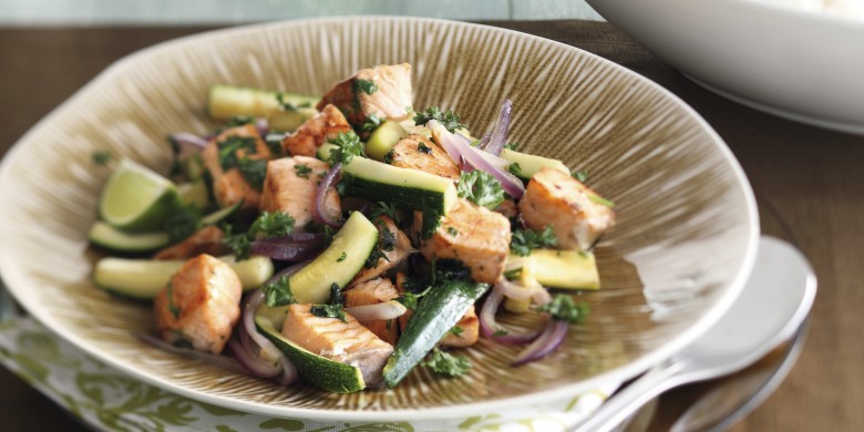 Roerbakschotel met zalm en courgettereepjes