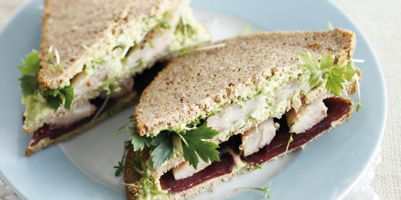 Roggebroodsandwich met haring, biet en avocado