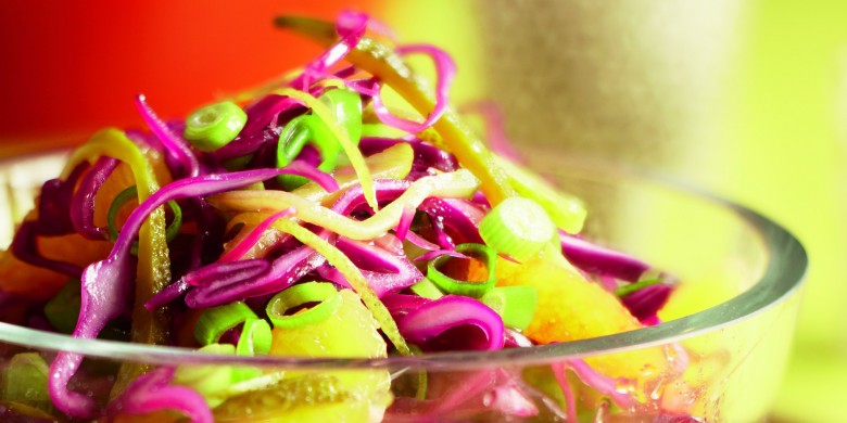 Rodekoolsalade met sinaasappel en mosterddressing