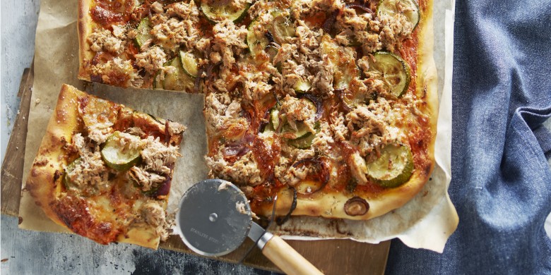 Plaatpizza met tonijn, rode ui en courgette
