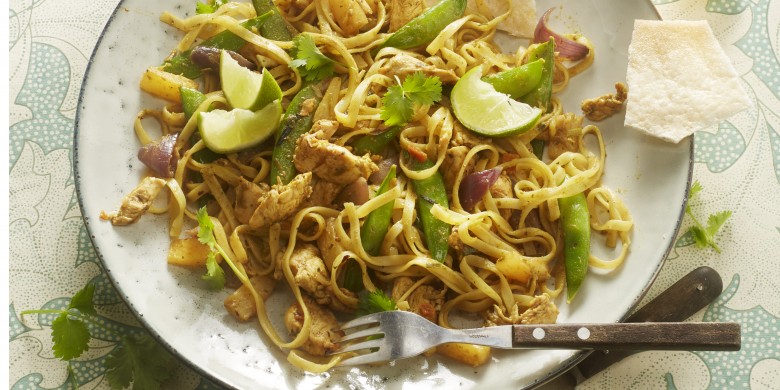 Bami speciaal met sugarsnaps en ananas