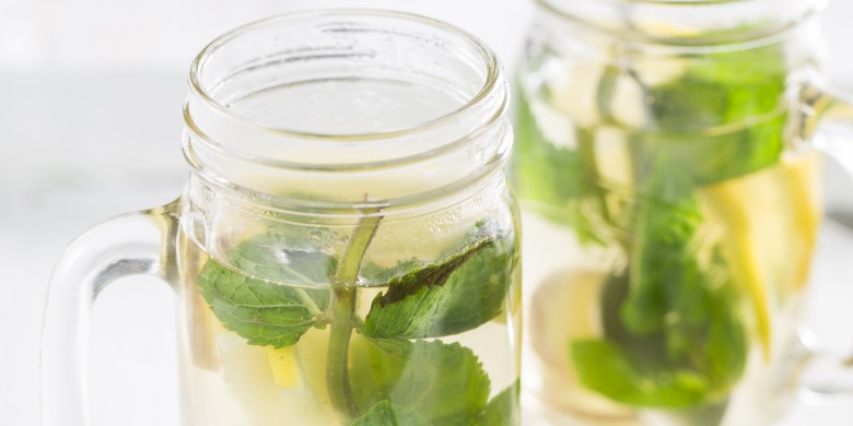 Muntthee met citroen en gemberwortel