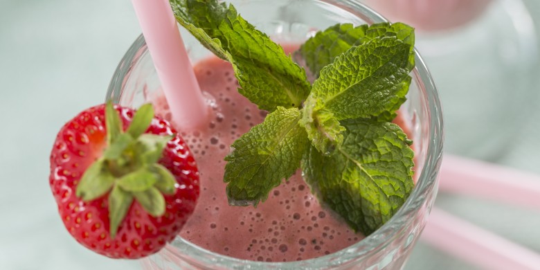 Karnemelk-muntshake met aardbeien