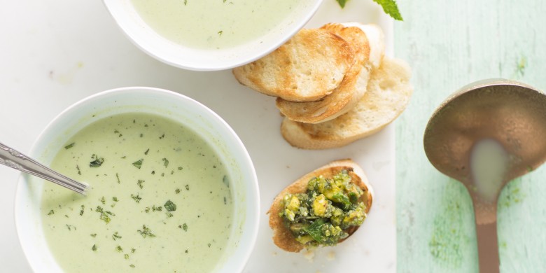 Doperwtensoep en bruschetta met munt-pistachetapenade