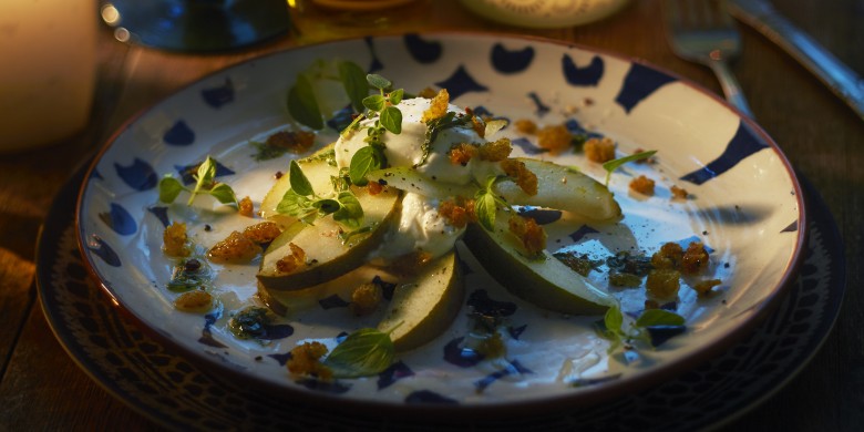 Stapelsalade van peer, verse kaas en currycrisps