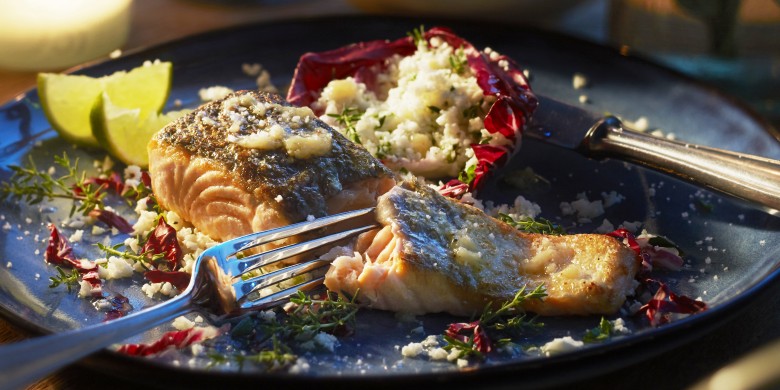 Zalm met bloemkoolcouscous en gepofte knoflook