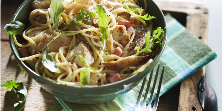 Spaghetti en roomsaus met kip en oesterzwammen