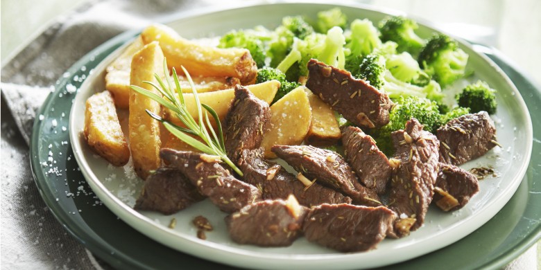 Biefreepjes met knoflook, broccoli en ovenfrietjes