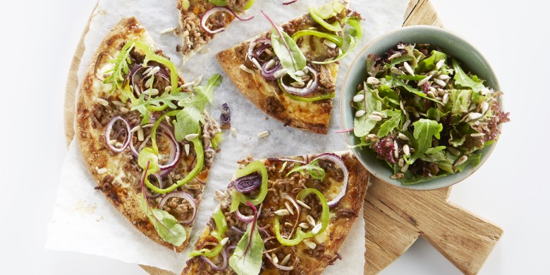 Snelle flammkuchen met gehakt en salade