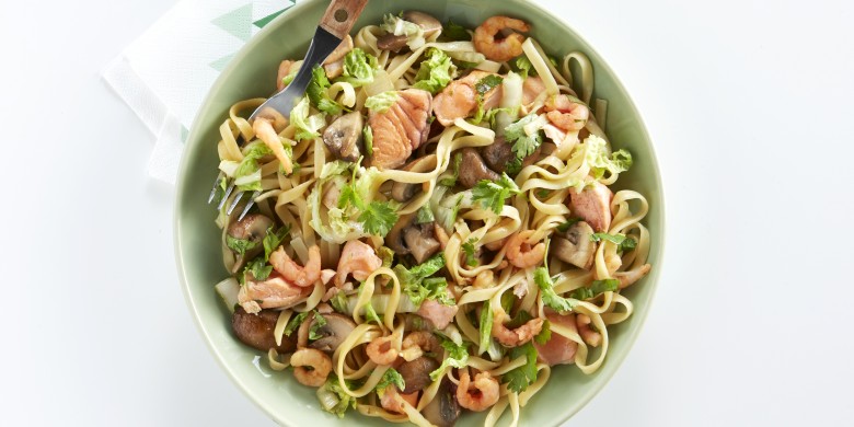 Mie met Chinese roerbak, zalm en garnalen