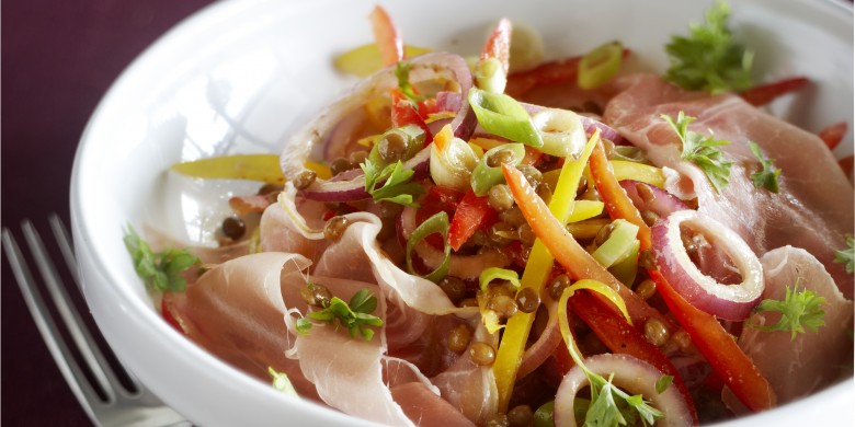 Salade met linzen en rauwe ham