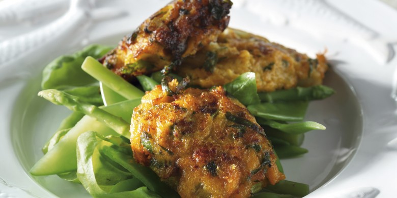 Salade met zeevruchtenkoekjes
