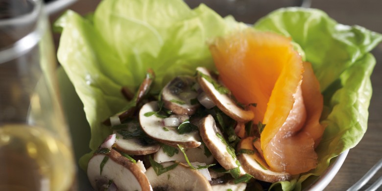 Salade van champignons en verse kruiden