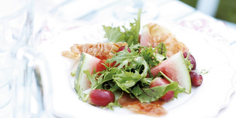 Salade van watermeloen, druiven en parmaham
