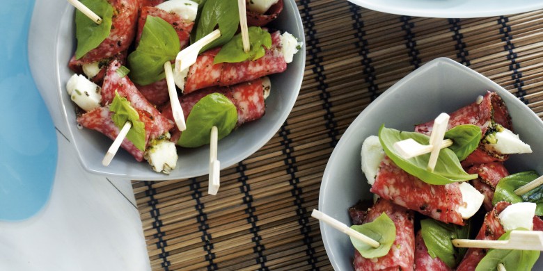 Salamirolletjes met mozzarella en basilicum