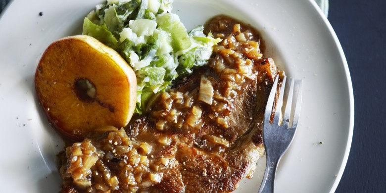 Schouderkarbonade met appel-uiensaus