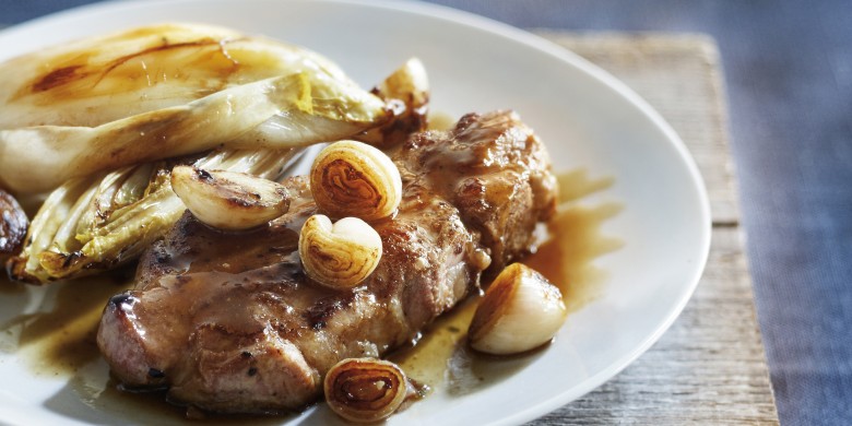 Schouderkarbonade met sjalotten en gebakken witlof