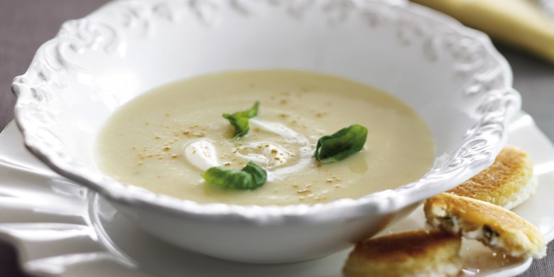 Selderijsoep met appel en gevulde croutons