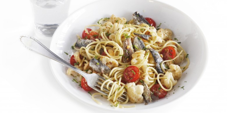 Spaghetti met bloemkool en sardines