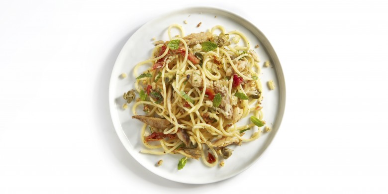 Spaghetti met makreel, geroosterd broodkruim en munt