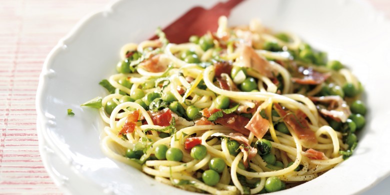 Spaghetti met munt, dop­erwten, peterselie, citroen en parmaham