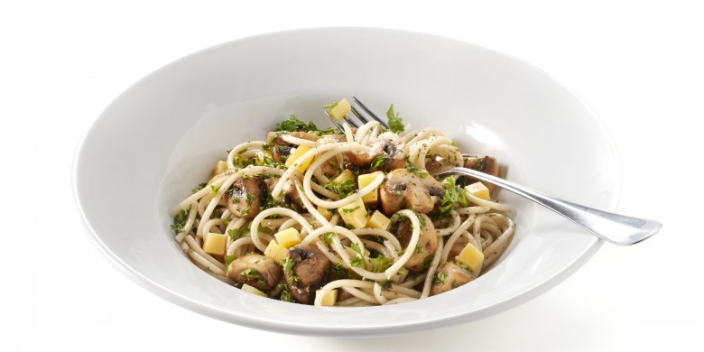 Spaghetti met paddenstoelen, kaas en kruiden