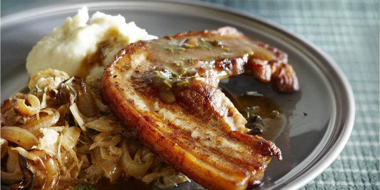 Speklapjes met honingjus op gestoofde zuurkool