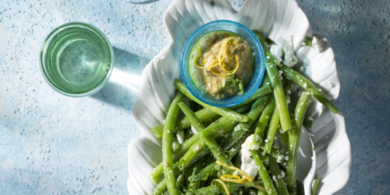 Sperziebonen met feta en amandelsaus