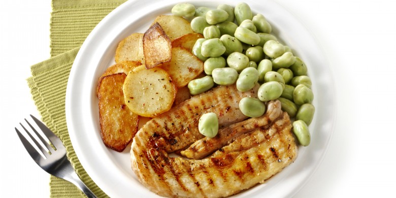 Speklapjes met tuinbonen en gebakken aardappelen