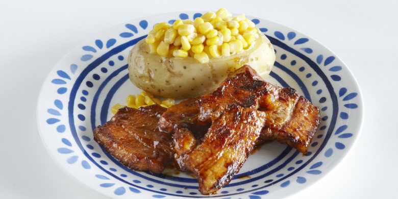 Sticky bacon met gepofte aardappel en maïs