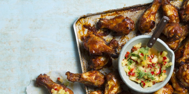 Sticky kipkluifjes met salsa
