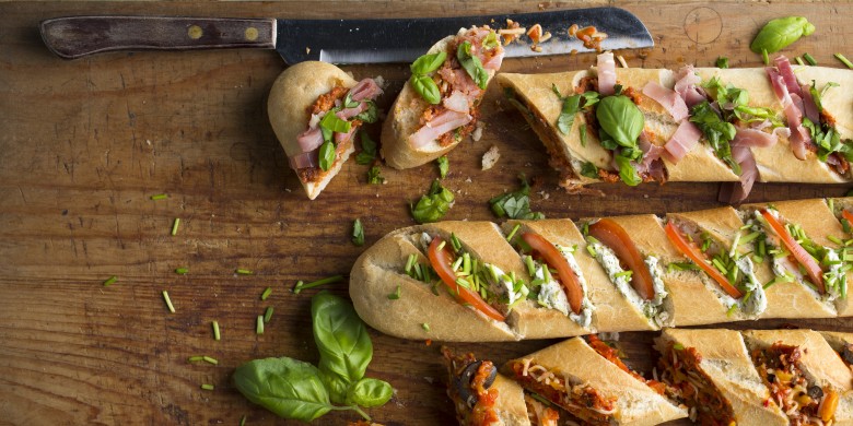 Stokbrood met paprika, olijven en Parmezaanse kaas