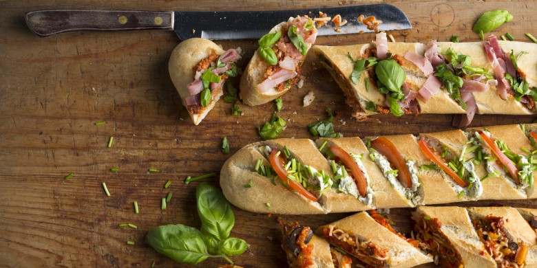 Stokbrood met pesto, roomkaas en bosui