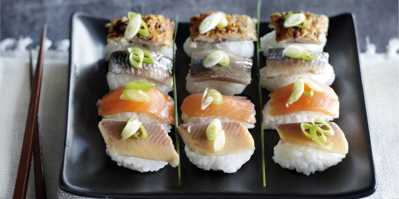 Sushi van kleefrijst met gerookte vis