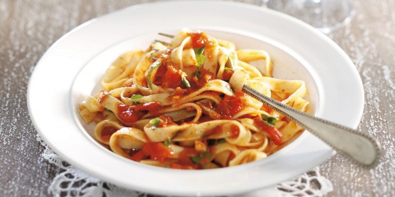 Tagliatelle met arrabiatasaus van ansjovis, knoflook en rode peper