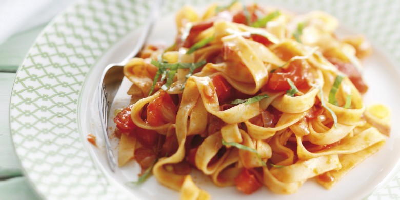 Tagliatelle met verse tomaat, spek en basilicum