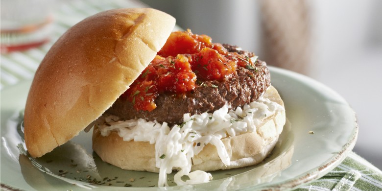 Tartaarburger met selderijsalade en tomatensaus