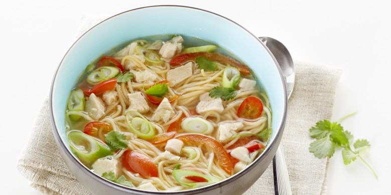 Thaise kippensoep met eiermie 