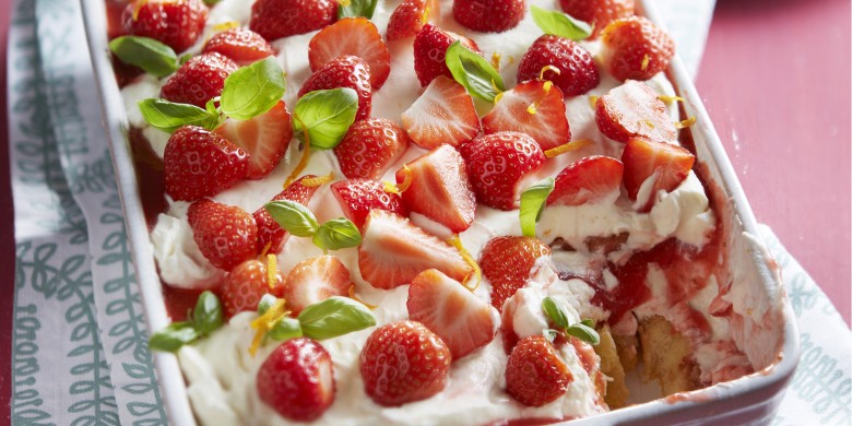 Tiramisu met sinaasappel en aardbei en basilicum
