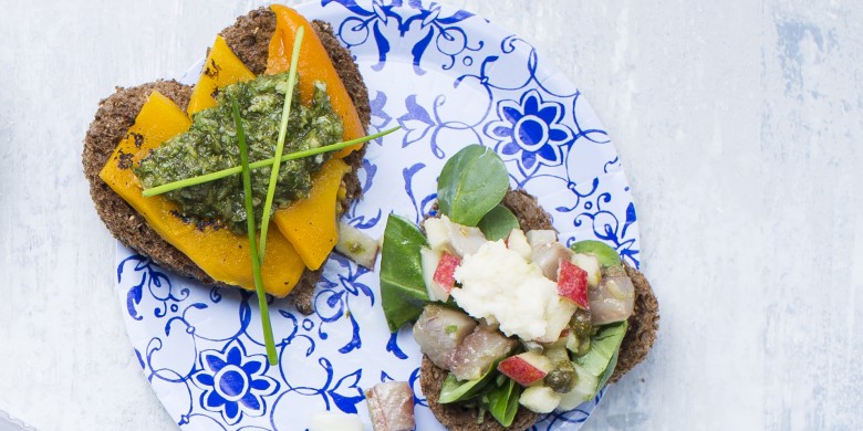 Toastje met geroosterde gele paprika en bieslookpesto