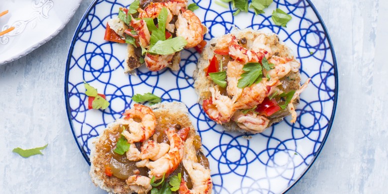 Toastje met mangochutney en gewokte garnalen
