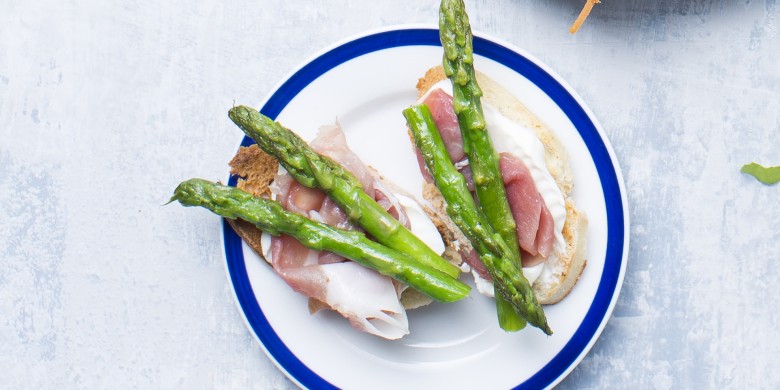 Toastje met serranoham en gegrilde asperge